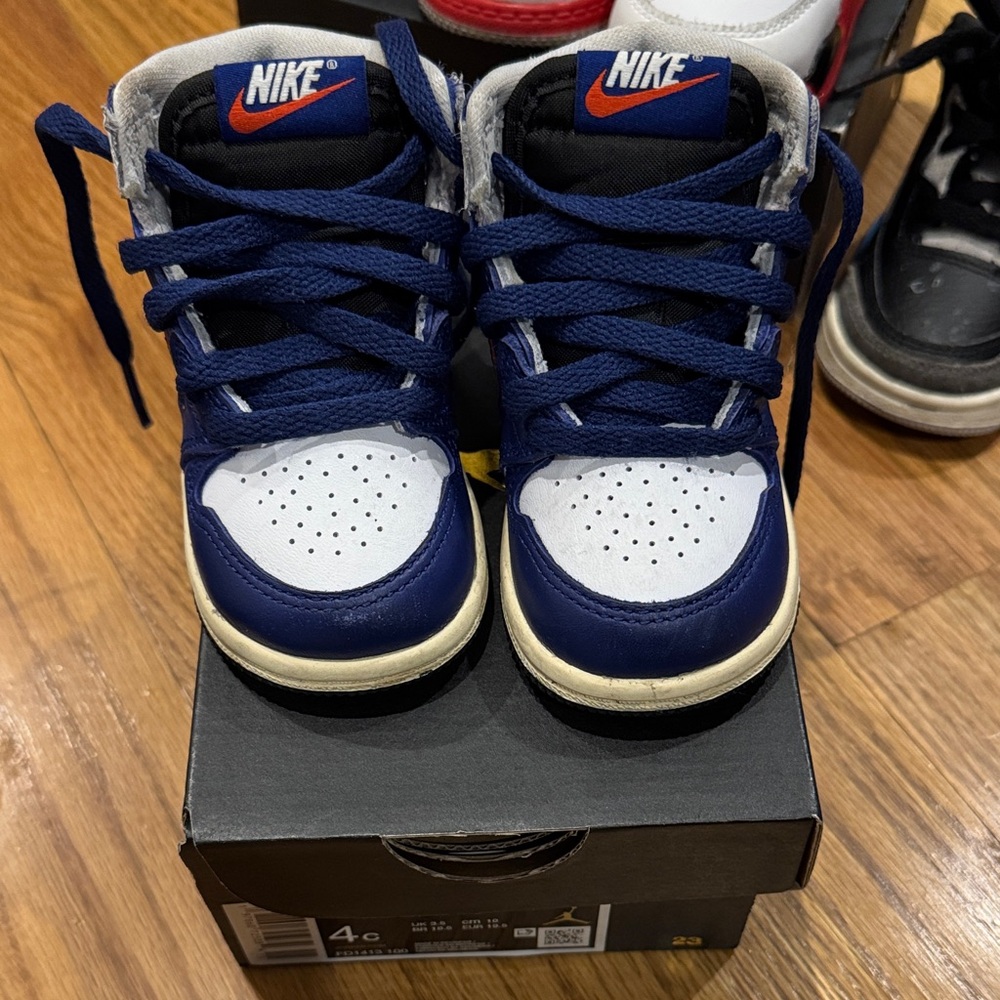 Nike Jordan Retro 1 Blue and White Sneakers